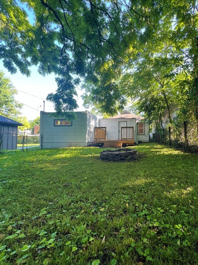 Building Photo - SEE IT NOW: Charming Renovated Bungalow in...