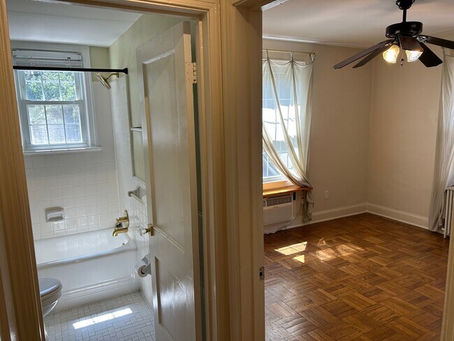 Building Photo - One Bedroom Apartment in Palisades NW Includes Parking
