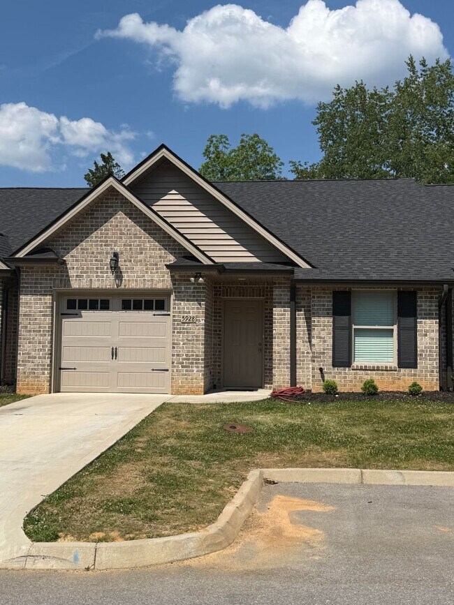 Building Photo - Knoxville 37912 - 2 bedroom, 2 bath condo - Contact Chad Weeks 865-567-6193