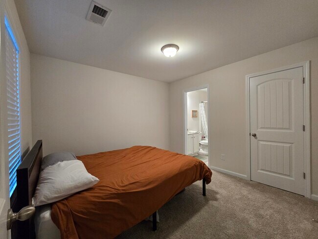 Building Photo - 437 Conifer St