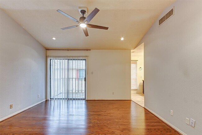 Building Photo - 7350 Kirby Dr