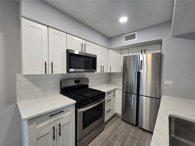Building Photo - 2504 Manor Cir