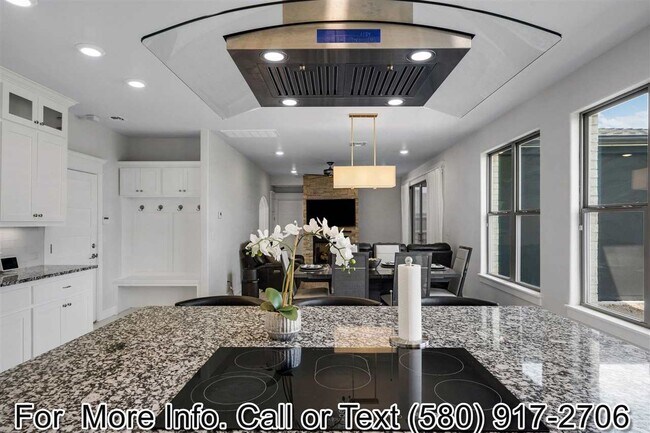 Building Photo - 6309 SW Oakmont Blvd