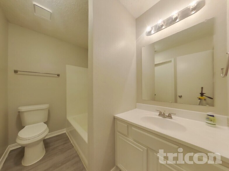 Building Photo - 420 Deauville Dr