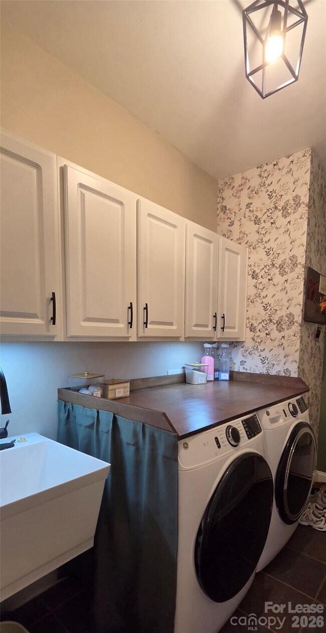 Building Photo - 2120 Maple Tree Ct