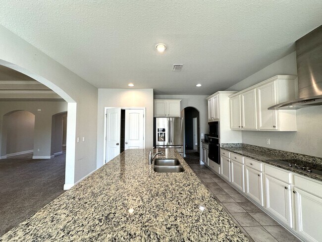 Building Photo - Gorgeous & Spacious