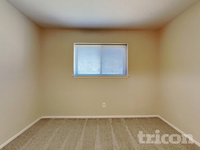 Building Photo - 711 Darnel Ln