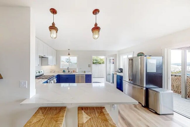 Building Photo - Incredible Views with Outdoor Deck
