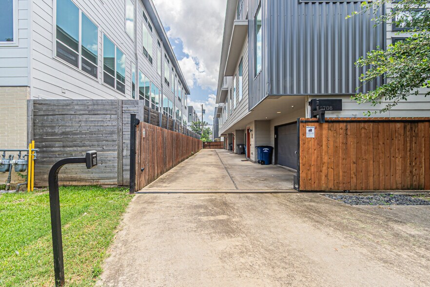 Building Photo - 5706 Lindell Ave