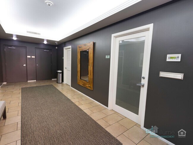 Building Photo - University Park 2 Bd/1 Bth With Fitness Ce...
