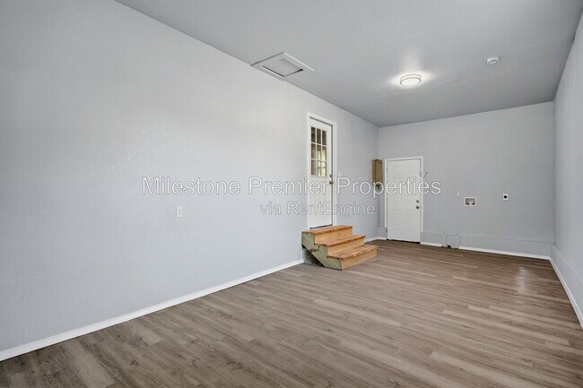 Building Photo - 718 W Belden St