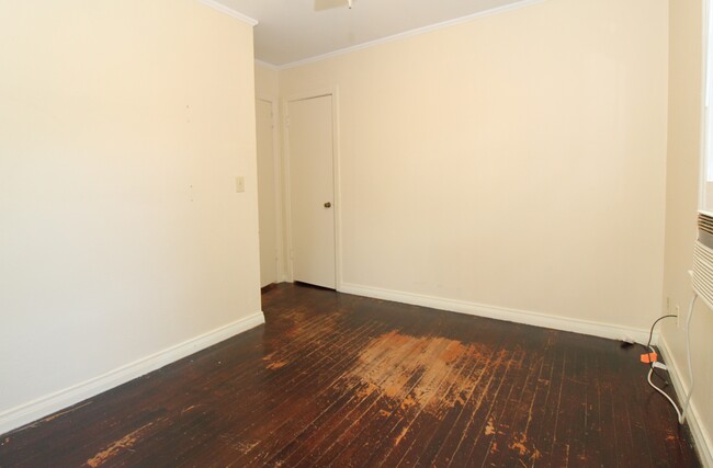 Building Photo - 613 Reagan St