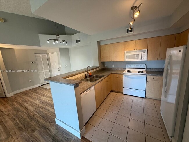 Building Photo - 7930 N Nob Hill Rd