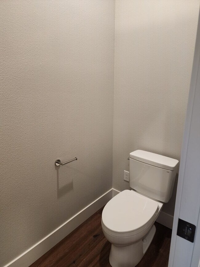 Building Photo - 3 bedroom Townhouse with Pool Access and E...