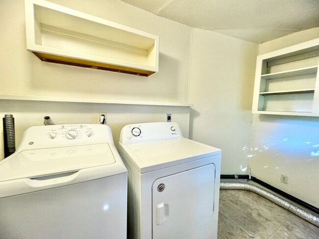 Building Photo - **Reserve NOW for Summer 2026** - 2 Bed, 1 Bath HOUSE with BONUS ROOM/Office