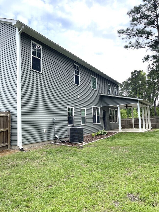 Building Photo - 211 Seneca Ct