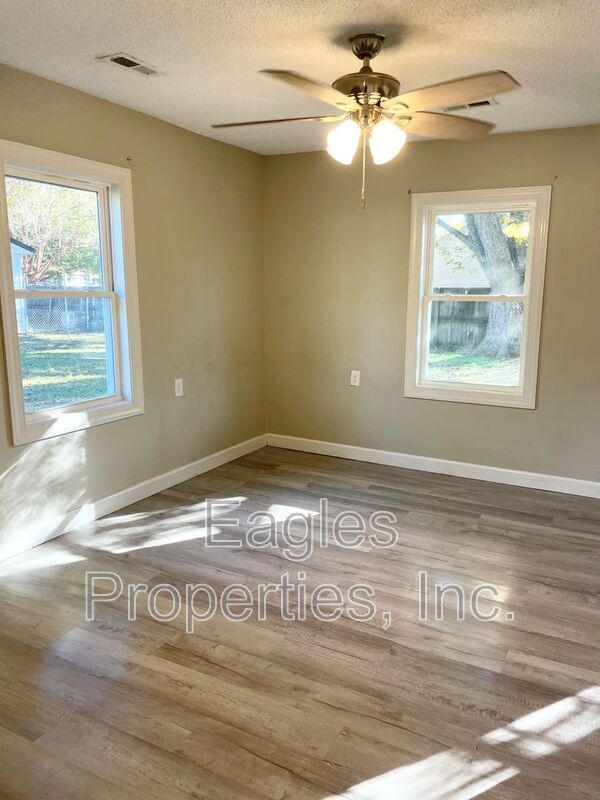 Building Photo - 108 Head St