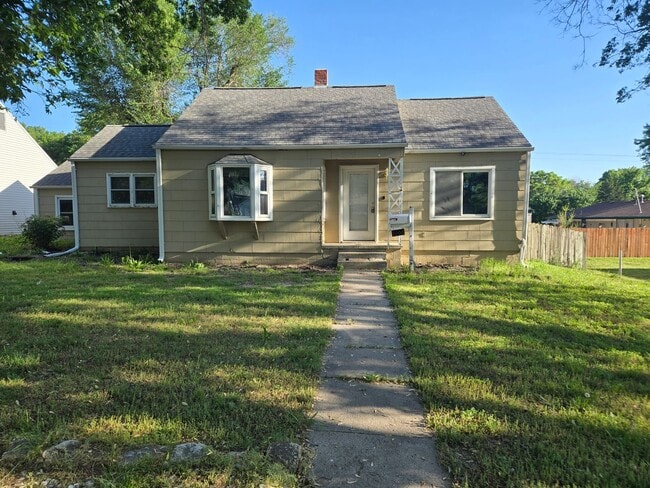 Building Photo - 3 bedroom, large privacy fenced in yard, oversized garage