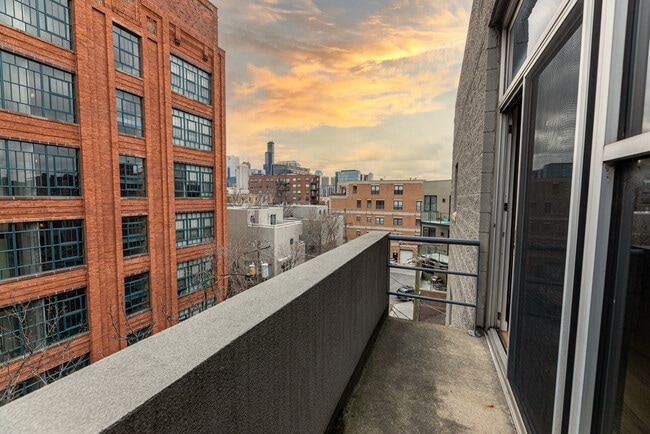 Building Photo - 939 W Huron St