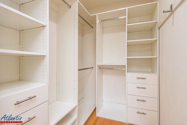 Building Photo - Beautiful Home | Remodeled | Desirable Location