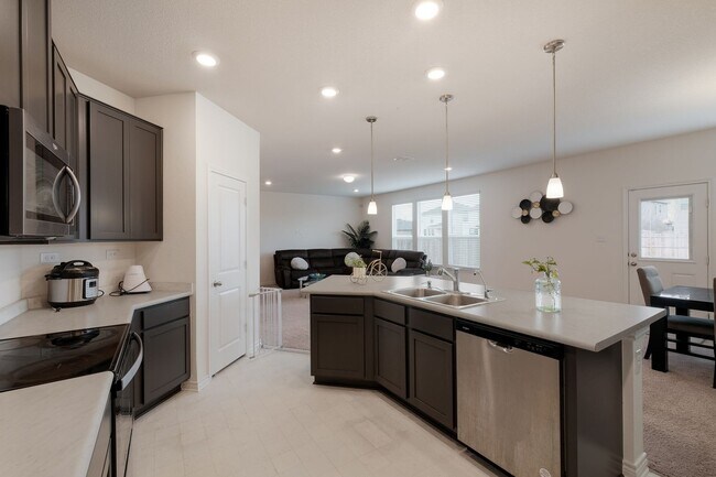 Building Photo - Comfort Meets Convenience in a Well-Located Home