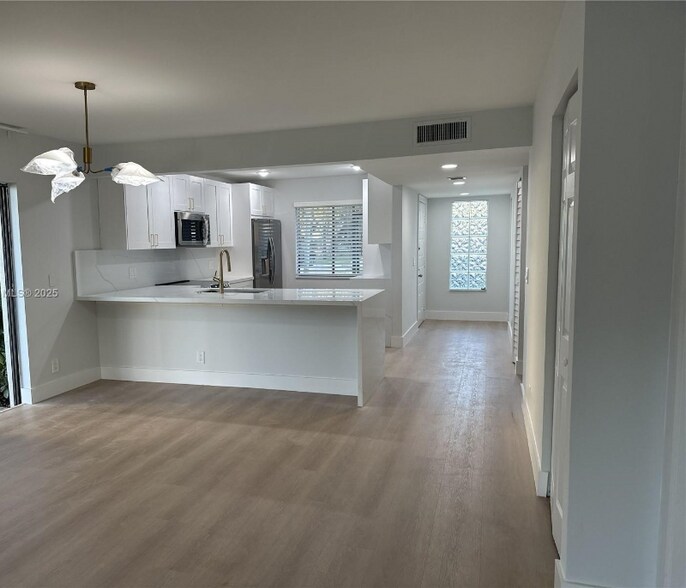 Building Photo - 16561 Blatt Blvd