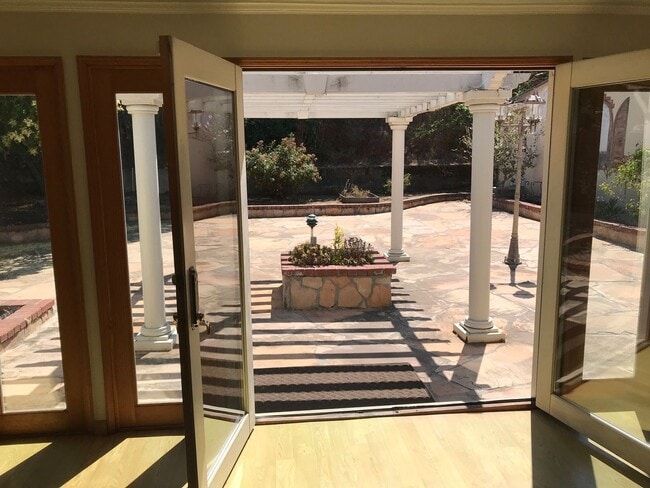 Building Photo - Indoor/outdoor living, spacious 4/2 on a quiet street in Mills Estates