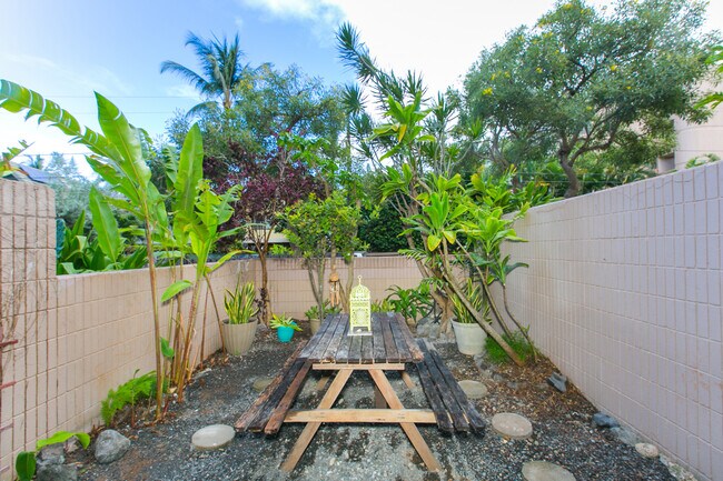 Building Photo - GROUND FLOOR FURNISHED 1/1 CONDO, 1 parking Avail 01.28.26