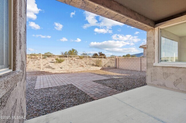 Building Photo - 1009 E Silver Ray Dr