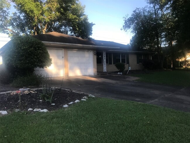 Building Photo - 1806 Foxwood Rd