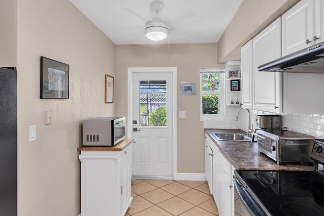 Building Photo - 2109 NE 26th St