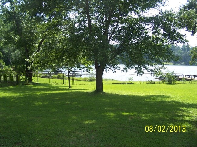 Building Photo - 3617 Lakeshore Dr