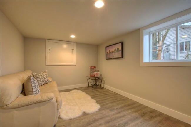 Building Photo - All inclusive master suite with private ba...