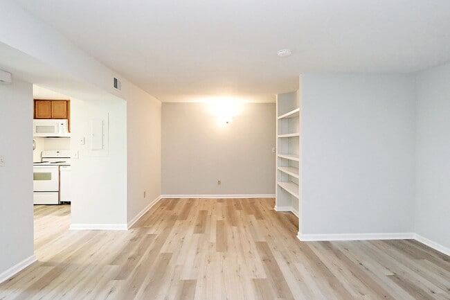 Building Photo - Four Seasons Condo Near Rt 29 Shopping & Dining