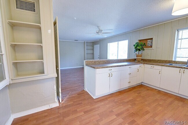 Building Photo - 323 Ella Ave