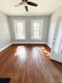 Building Photo - Updated 3 Bed South City Gem Near Parks, Dining, & Shopping!