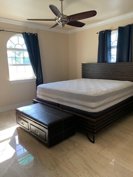 Master bedroom - 441 Avenue F