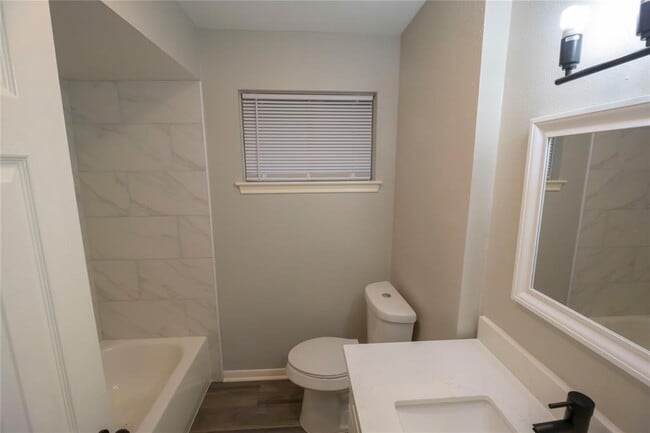 Building Photo - 3318 Kentwood Dr