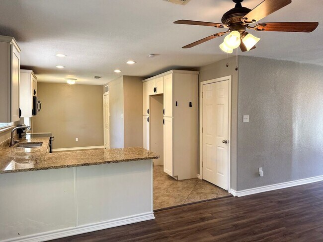Building Photo - 3 Bedroom / 2 Bath / 2 Car Garage