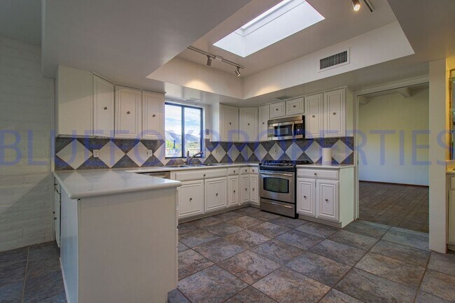 Building Photo - Stunning home off Sunrise and Swan!
