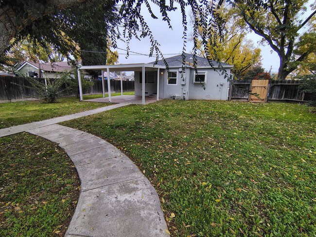 Building Photo - 301 Camellia Way