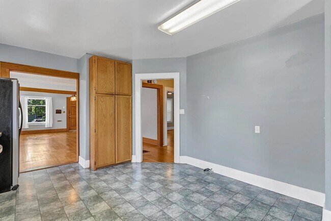 Building Photo - 960 5th St NE