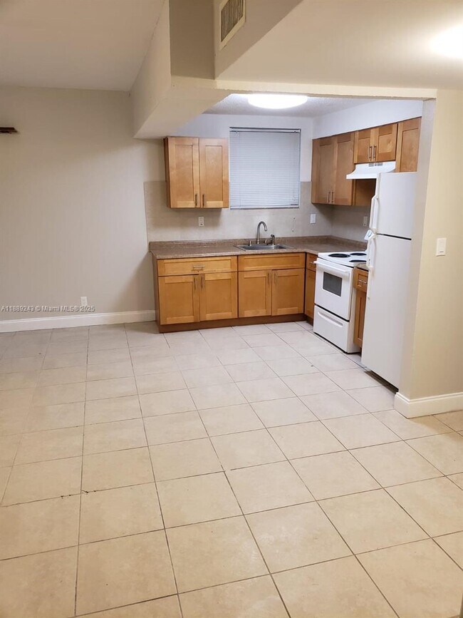 Building Photo - 640 SW 9th Ct