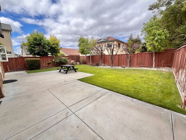Building Photo - Beautifully Remodeled 4-Bedroom, 2.5 Bath ...