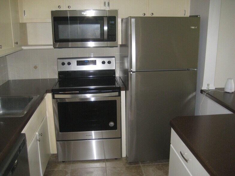 Building Photo - 210 Horizons E