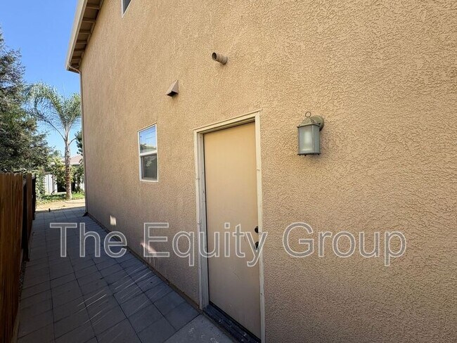 Building Photo - 3116 W Buena Vista Ave