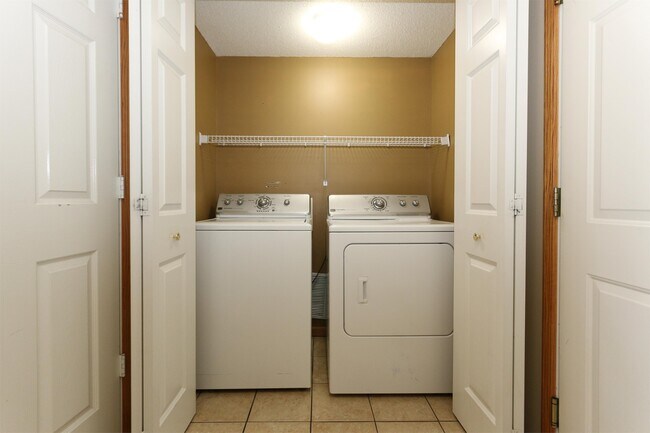 Building Photo - 8033 Stratford Cir S