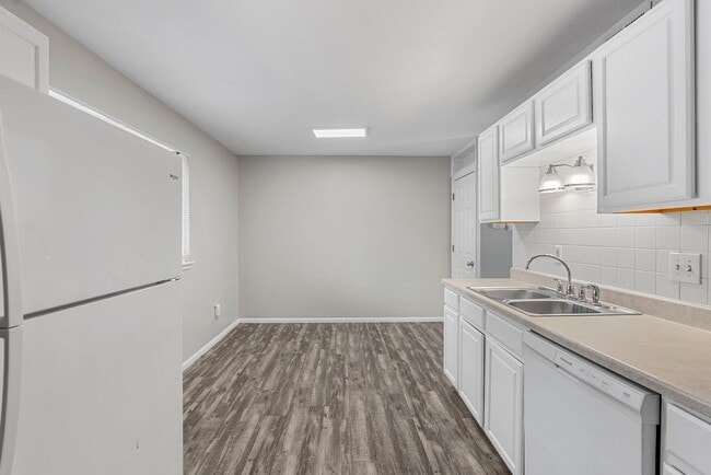 Building Photo - Newly Updated 3-Bedroom Duplex with Fresh Paint and Flooring!