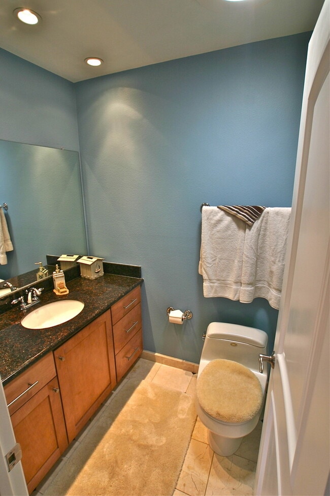 Building Photo - Incredible East Beach Town-Home unfurnishe...