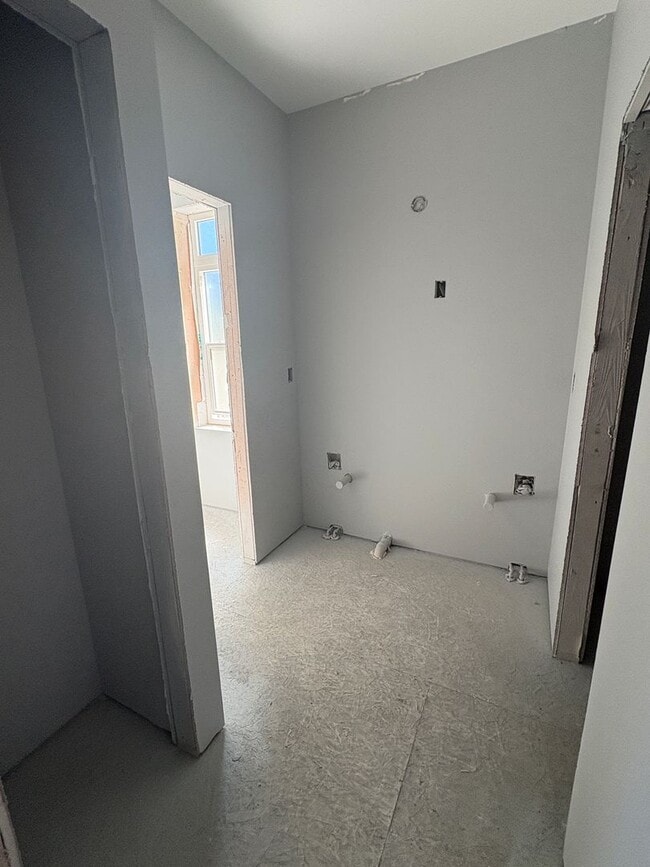 Building Photo - Brand New - Big 5 bedroom House